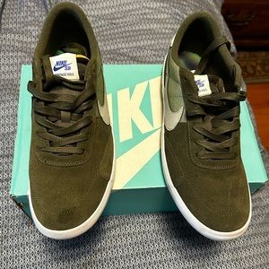 Brand new Nike shoes. Never worn.